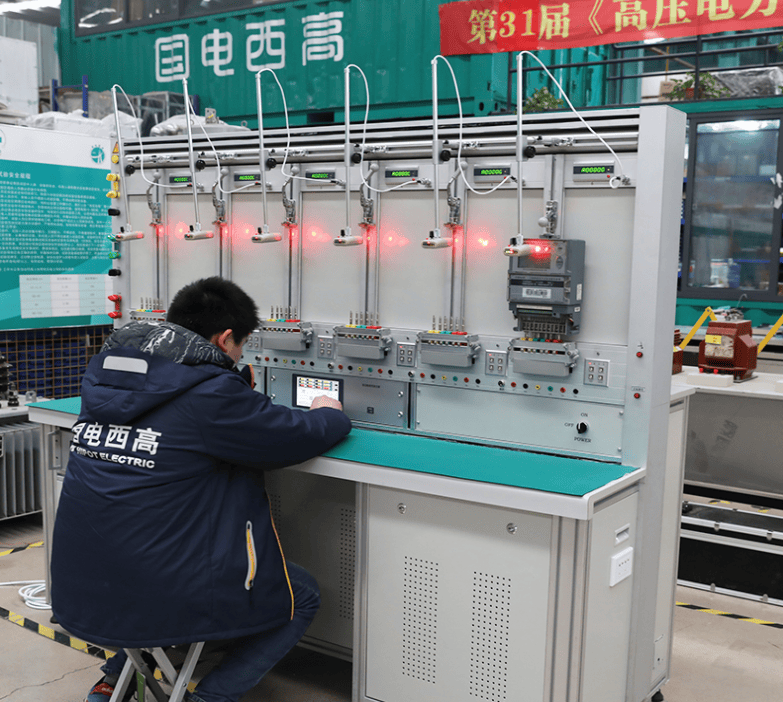 三相多功能电能表检验装置场景图